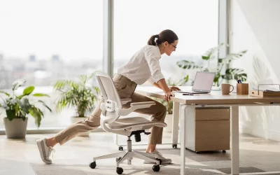 Dolor lumbar por escritorio: causas y estiramientos útiles