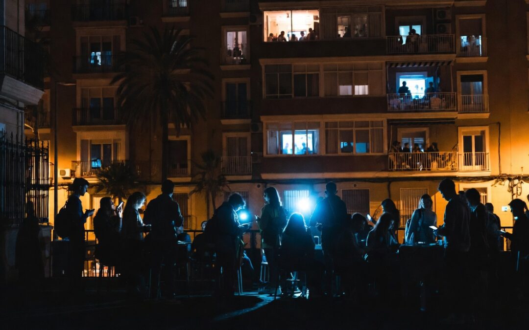 Burnout digital en España: por qué las pantallas después de las 9pm destrozan tu recuperación