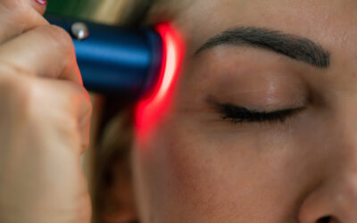 Red light therapy on the head reduces stress and discomfort, promoting relaxation. It enhances blood flow and supports scalp health, improving mental clarity and comfort.