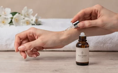 primer-plano-de-una-mano-aplicando-perfume-en-acei-1766788026662