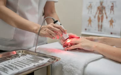 primer-plano-de-una-terapeuta-aplicando-un-laser-d-1765601900628