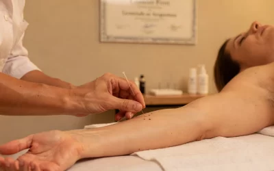 primer-plano-de-una-terapeuta-insertando-con-preci-1765664068992