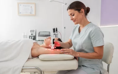 terapeuta-aplicando-acupuntura-laser-con-un-dispos-1769726696374