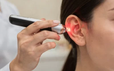 terapeuta-aplicando-acupuntura-laser-en-una-oreja–1770245009240