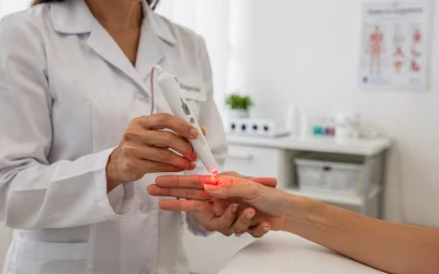 un-terapeuta-aplicando-acupuntura-laser-con-un-dis-1769551962620
