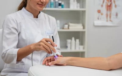 una-terapeuta-aplicando-acupuntura-laser-con-un-di-1768950776504