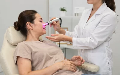 una-terapeuta-aplicando-acupuntura-laser-con-un-di-1773700319981